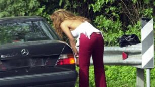 Agrate - Arrestato un 55enne italiano che costringeva giovani romene a prostituirsi di giorno lungo la strada provinciale 121