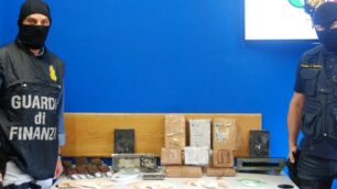 I finanzieri con la droga, i contanti e i telefoni sequestrati