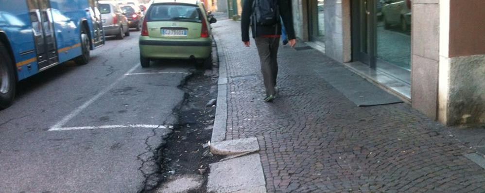 Lo stato pietoso di via Casati ad Arcore