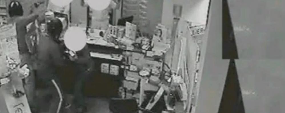 Un fotogramma di un video di sorveglianza: la rapina in corso
