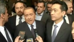 Berlusconi e mr Bee dopo l’incontro di  Milano