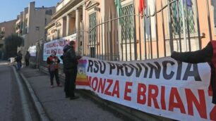 La protesta dei dipendenti davanti alla sede della provincia di Monza e Brianza