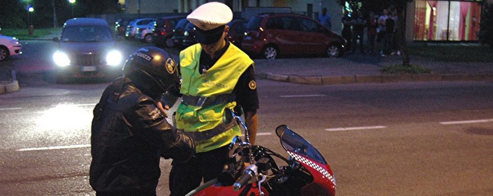 Lissone - Un controllo serale operato dai vigili urbani (Foto Gianni Redaelli)