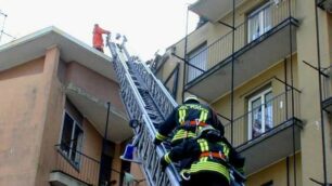 I vigili del fuoco hanno raggiunto l’appartamento usando una autoscala