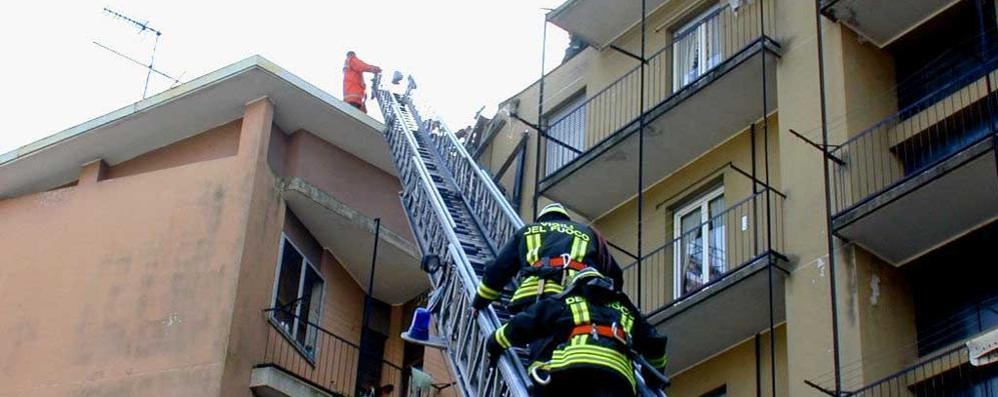 I vigili del fuoco hanno raggiunto l’appartamento usando una autoscala