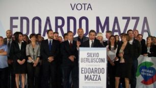 Seregno, Edoardo Mazza, al microfono, con i candidati consiglieri che lo sostengono: tutti aspettavano Berlusconi, ma lui non s’è visto