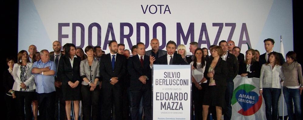 Seregno, Edoardo Mazza, al microfono, con i candidati consiglieri che lo sostengono: tutti aspettavano Berlusconi, ma lui non s’è visto