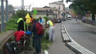 Monza in bici e il progetto Adotta una ciclabile: pulizie delle piste ciclabili con l’aiuto di profughi