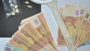 La droga e in contanti sequestrati all’uomo