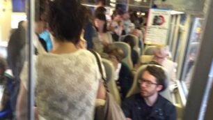 Lunedì mattina: una foto scattata col cellulare dei passeggeri del treno Bergamo-Milano via Carnate