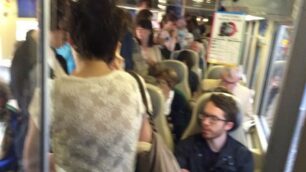 Lunedì mattina: una foto scattata col cellulare dei passeggeri del treno Bergamo-Milano via Carnate