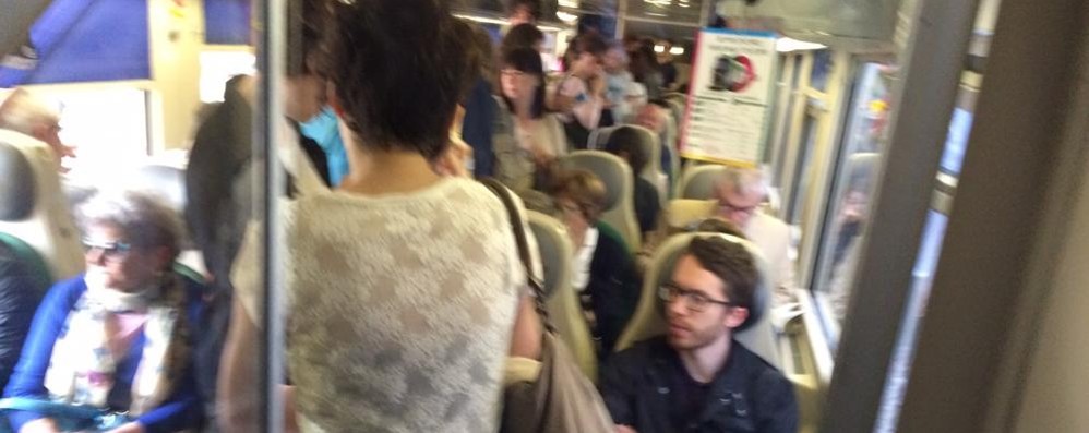 Lunedì mattina: una foto scattata col cellulare dei passeggeri del treno Bergamo-Milano via Carnate