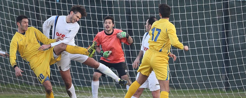 Calcio, una partita tra Dominante Monza e Brugherio