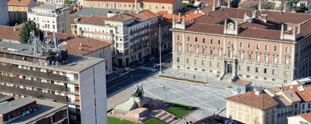 Il municipio di Mon za affacciato su piazza Trento e Trieste