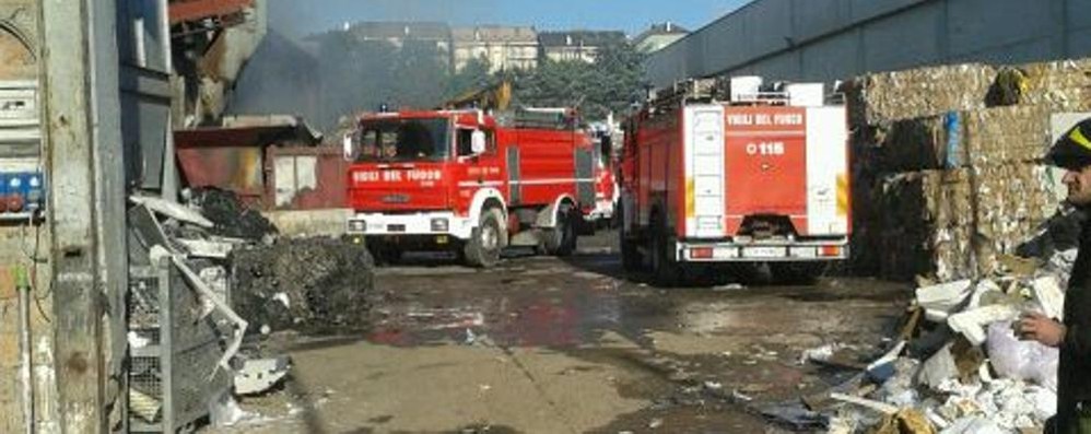 I vigili del fuoco al lavoro per ore