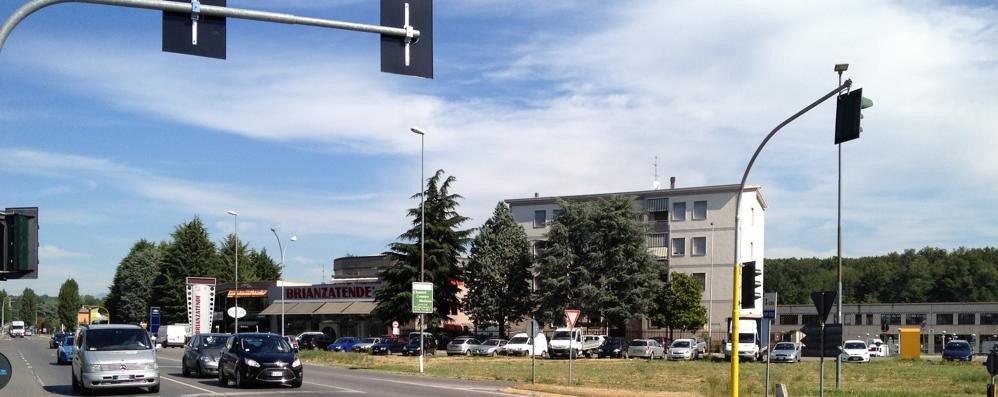 L’incrocio di via Monte Rosa tra Lesmo e Arcore che sarà sostituito da una rotonda