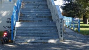 L’accesso alla passerella sulla Monza-Saronno nel parchetto di via Fiume