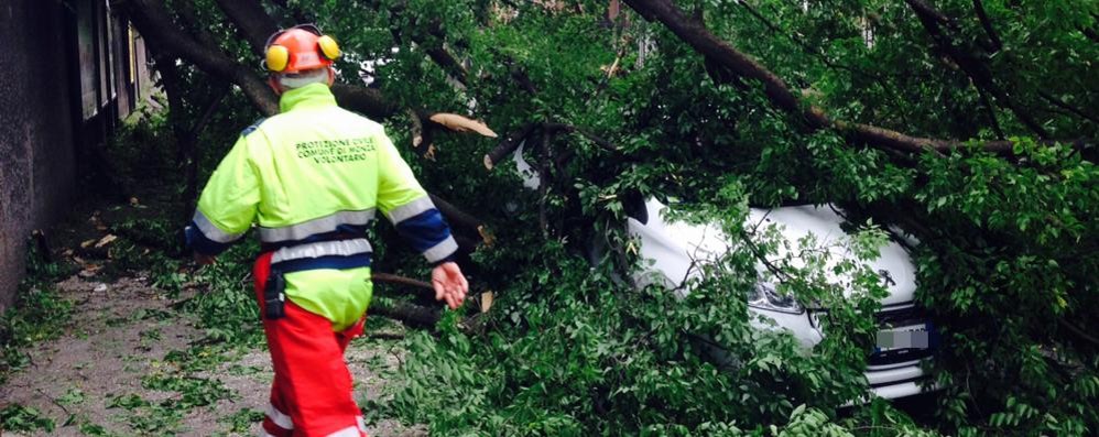 Il crollo in via Monte e Tognetti a Monza