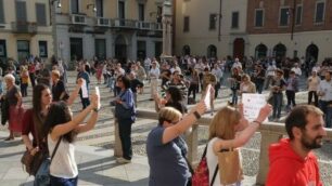 La manifestazione le sentinelle /e la contromanifestazione) in piazza Duomo a Monza