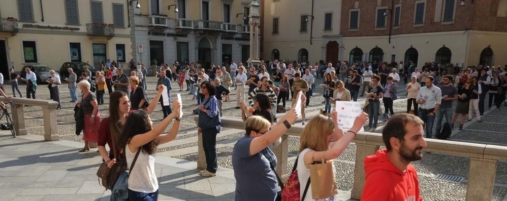 La manifestazione le sentinelle /e la contromanifestazione) in piazza Duomo a Monza