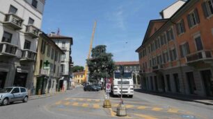 Monza, piazza garibaldi senza auto per smontare la gru dell’area Solera