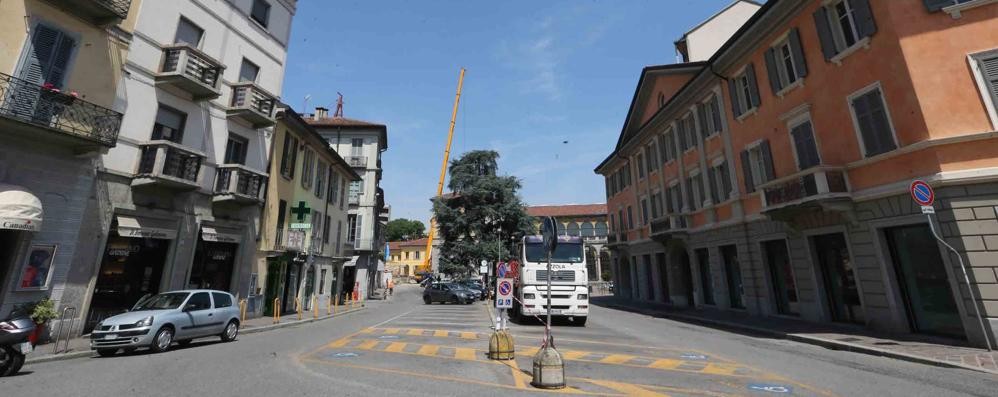 Monza, piazza garibaldi senza auto per smontare la gru dell’area Solera