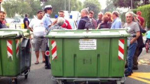 La protesta al Villaggio Ambrosiano di Paderno Dugnano