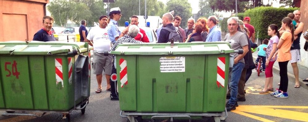 La protesta al Villaggio Ambrosiano di Paderno Dugnano