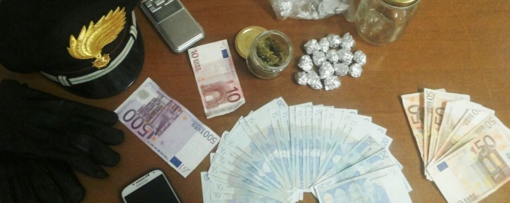 Merce e soldi trovati in casa dell’arrestato di Verano Brianza