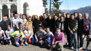 Ciclismo foto di gruppo al Ghisallo