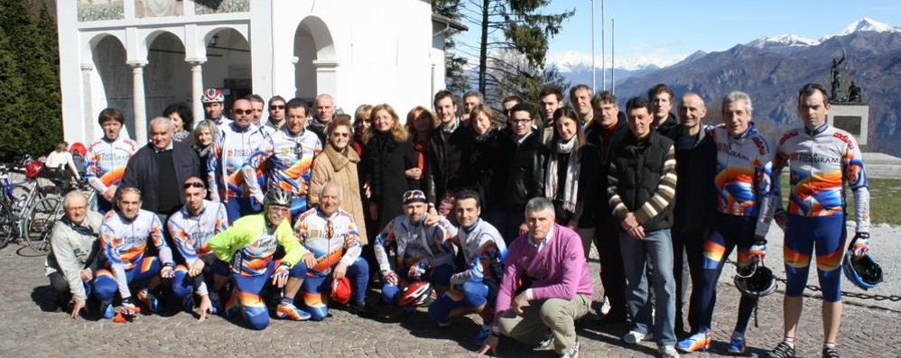 Ciclismo foto di gruppo al Ghisallo