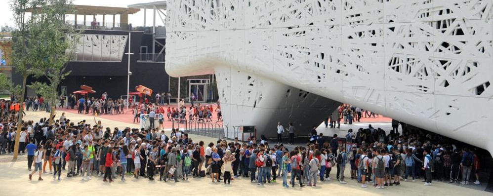 La coda per entrare a Palazzo Italia