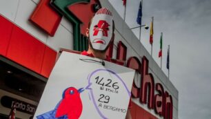 l flash mob davanti all’Auchan di Bergamo