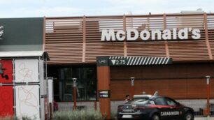 Verano, giovani comaschi devastano il Mc Donald’s e feriscono due dipendenti