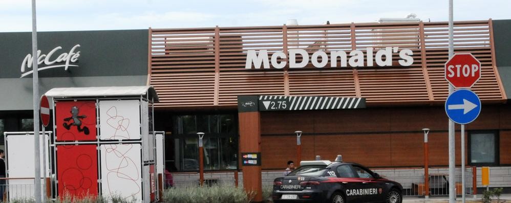 Verano, giovani comaschi devastano il Mc Donald’s e feriscono due dipendenti