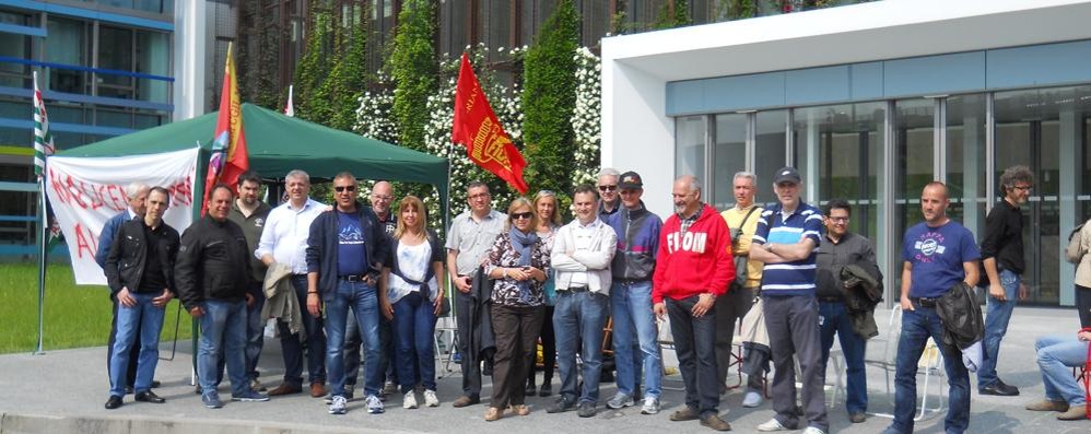 Il  presidio permanente davanti alla sede di Alcatel Lucent a Vimercate