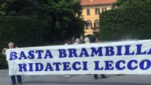 La manifestazione ad Arcore davanti alla villa di Berlusconi