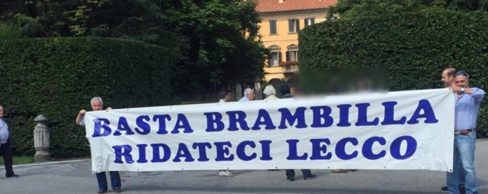 La manifestazione ad Arcore davanti alla villa di Berlusconi