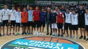 Desio, i capitani delle squadre qualificate alla finale nazionale Under 15 insieme a Federico Buffa (foto Aurora Desio)