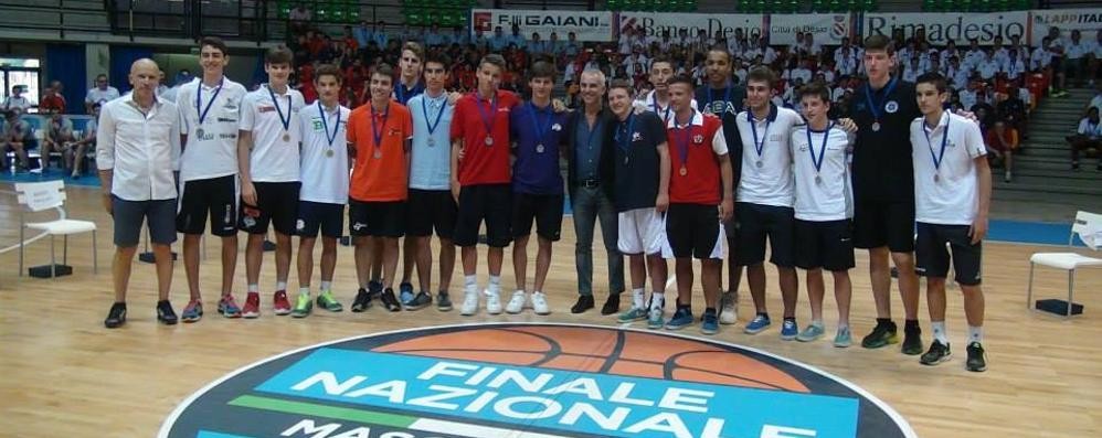 Desio, i capitani delle squadre qualificate alla finale nazionale Under 15 insieme a Federico Buffa (foto Aurora Desio)