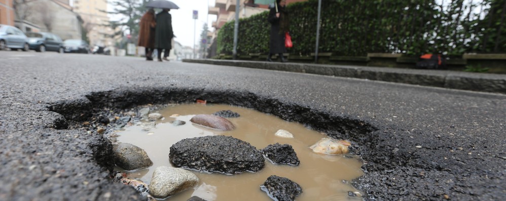 Una buca da 72mila euro, il conto arriva al Comune di Seveso