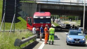 Agrate Brianza, camion a fuoco sulla sp 121