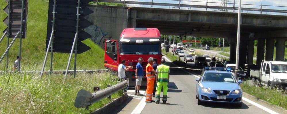 Agrate Brianza, camion a fuoco sulla sp 121