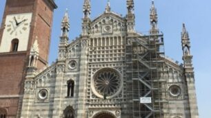 Cantiere pilota sulla facciata del duomo di Monza per verificare i danni