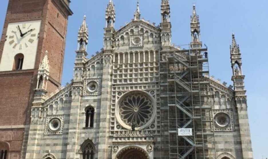 Cantiere pilota sulla facciata del duomo di Monza per verificare i danni