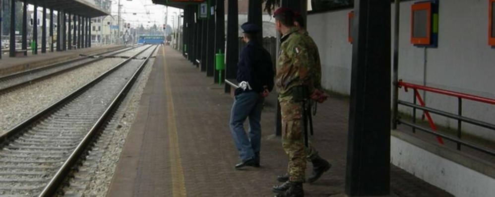 Il precedente: l’esercito pattuglia la stazione di Seveso