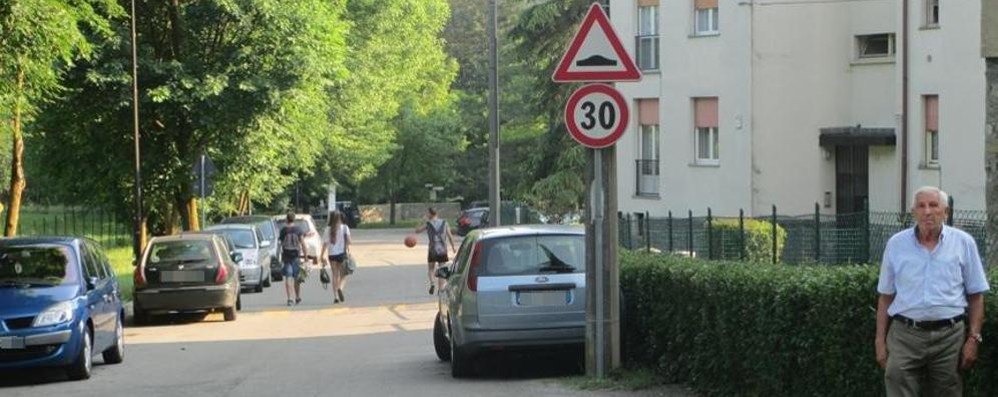 Auto parcheggiate in via Pascoli a Carate Brianza