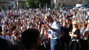 La folla all’inaugurazione con Vittorio Sgarbi