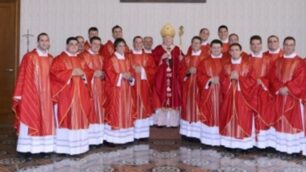 MIlano - Il cardinale Angelo Scola al centro con i nuovi sedici sacerdoti della diocesi ambrosiana ordinati