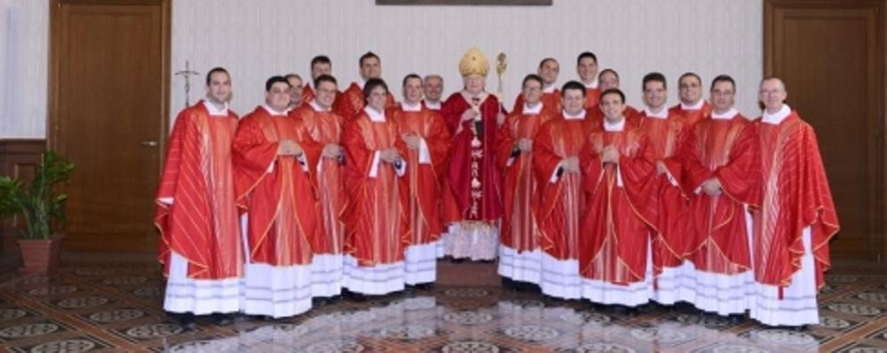 MIlano - Il cardinale Angelo Scola al centro con i nuovi sedici sacerdoti della diocesi ambrosiana ordinati